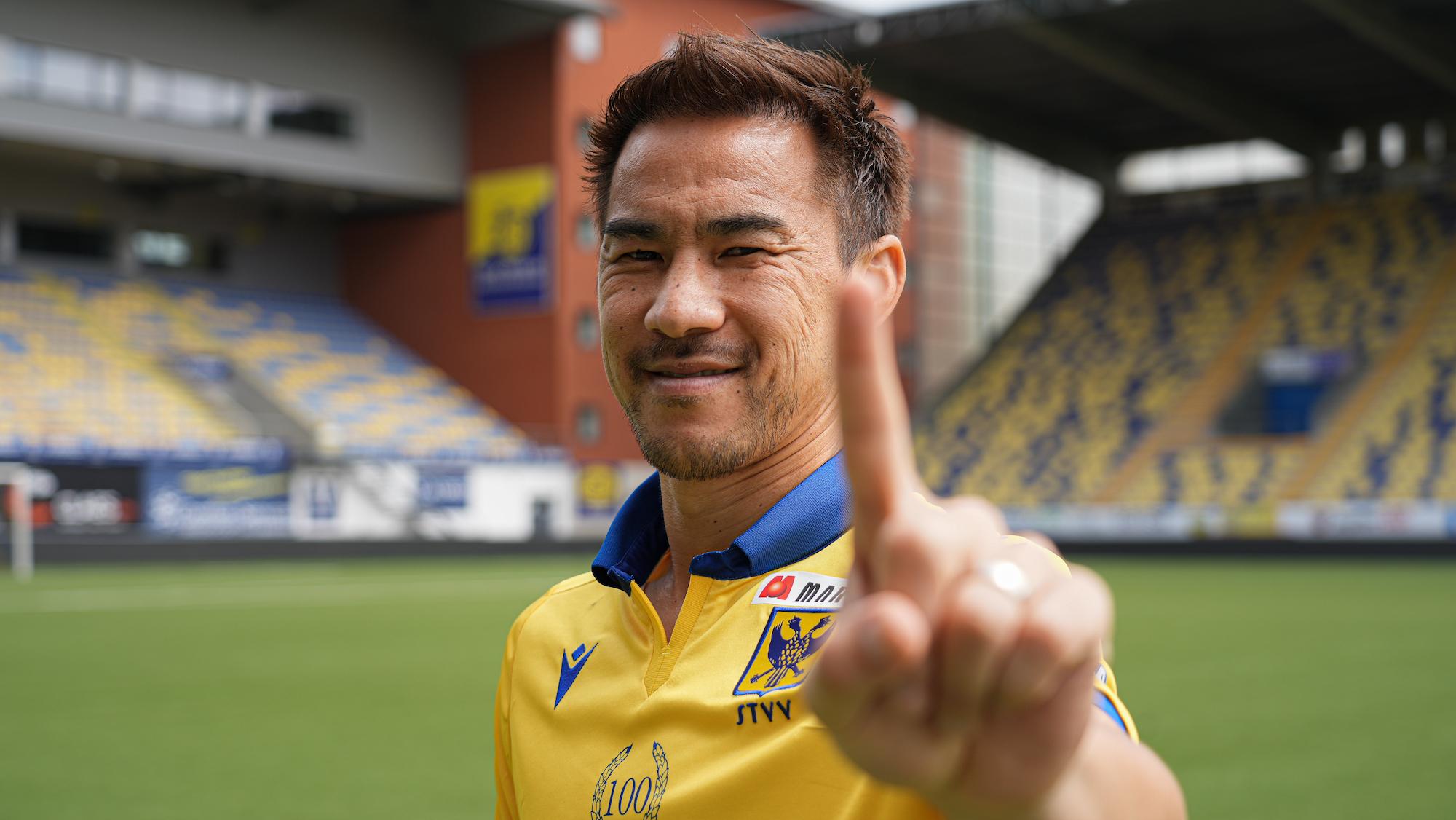 【入手困難✩岡崎慎司】背番号23 サッカー　黒　プリントTシャツ　サイズM 岡崎慎司 日本代表 トレーディングカード IN-13 2014 - メルカリ