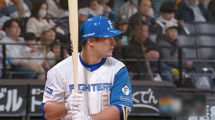 北海道日本ハムファイターズ山崎福也投手フーディ　背番号18 4本塁打で北海道日本ハムが快勝 山崎福也が5.0回2失点で3勝目【3