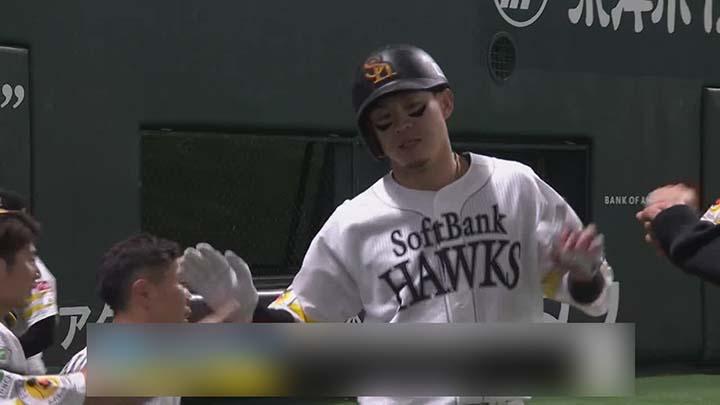 牧原大成が適時三塁打をマーク 1塁走者・中村晃は好走塁で生還