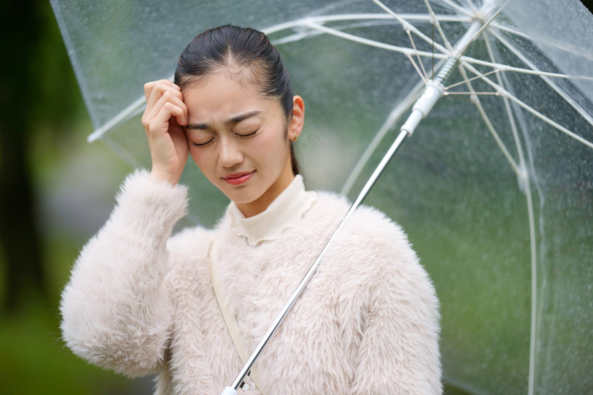 なぜ雨が降ると「頭が痛くなる」のか？医師に聞いた、気象病との付き合い方