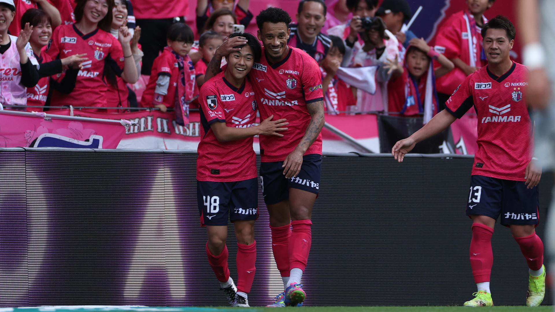 柴山昌也 セレッソ大阪 グリッター 勝利時 2025052600011-