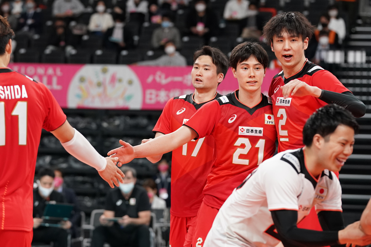 【希少】バレーボール日本代表 記念皿 東京五輪2021 石川祐希や髙橋藍が途中合流でも銀メダル 男子バレー日本代表が