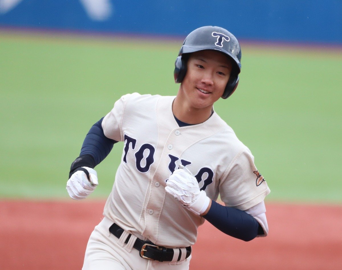 東洋大姫路(指導者限定グランドコート) 東洋大姫路、甲子園仕様の金縁刺しゅう「TOYO」ユニで智弁