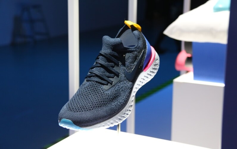 フワ、軽、パイーンな厚底ランニングシューズ「ナイキ エピック