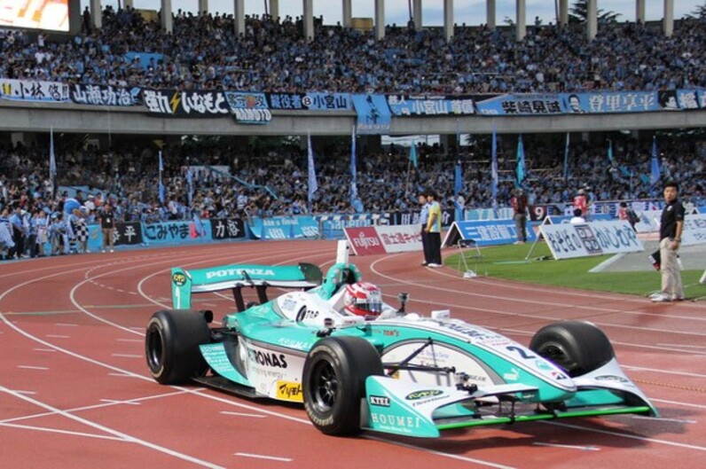 川崎とｆ ニッポンのありえないコラボ 等々力のトラックを疾走したフォーミュラカー スポーツナビ