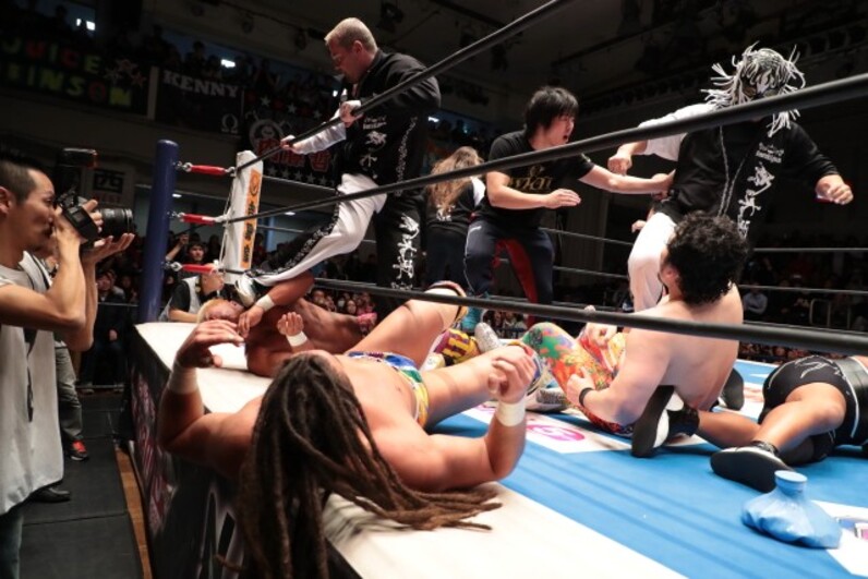 新日本プロレス】鈴木軍が襲来! みのるがオカダを失神KO 失意