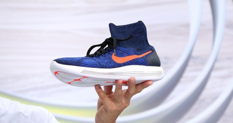 Amazon.co.jp: NIKE ナイキ ルナエピック LOW フライニット 2