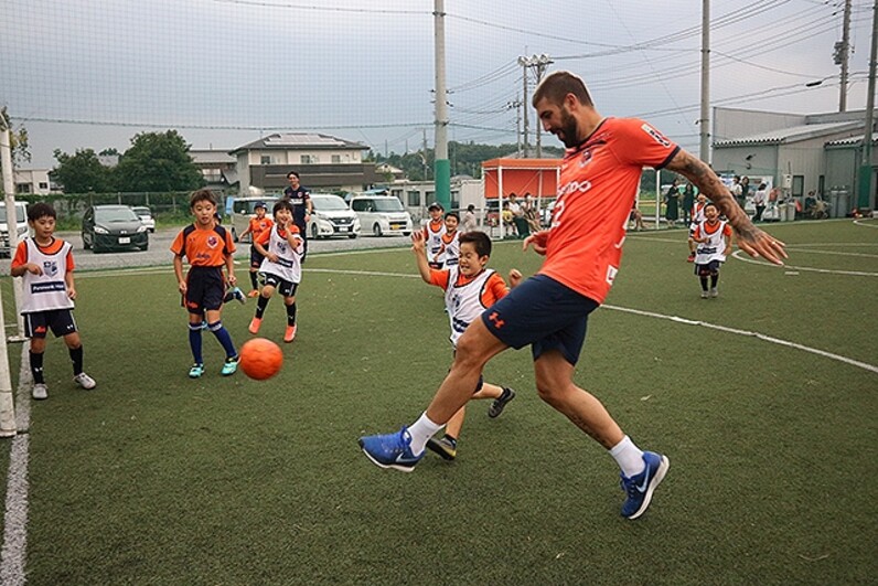 大宮アルディージャ フアンマ デルガド選手がサッカースクールを訪問 スポーツナビ