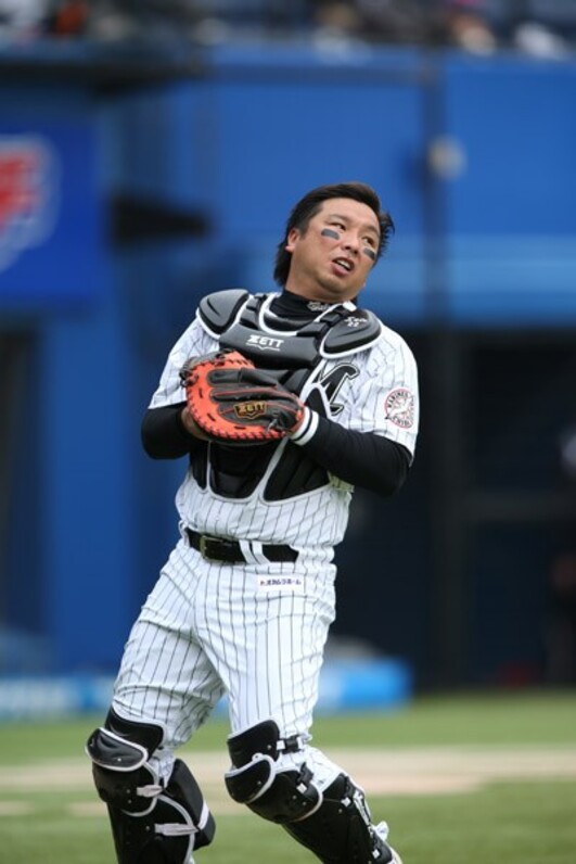 捕手の矜持を貫いた里崎智也の野球人生、満身創痍の体……決断した