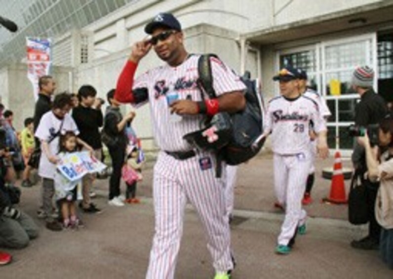 バレンティン 本塁打減も三冠王 飯田哲也氏 逮捕騒動も問題なし スポーツナビ