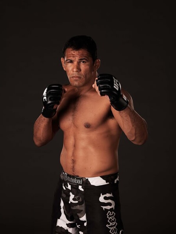 闘神”アンデウソン、階級を超えてボナーと激突=UFC153展望