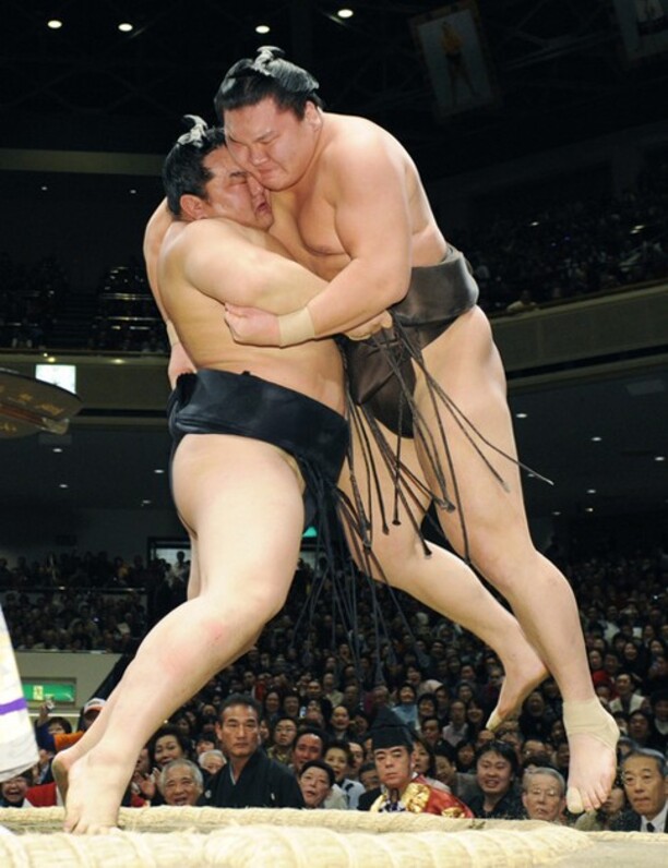 朝青龍、白鵬　切り抜き新聞 2007年の大相撲春場所、朝青龍に敗れて土俵に座り込む白鵬