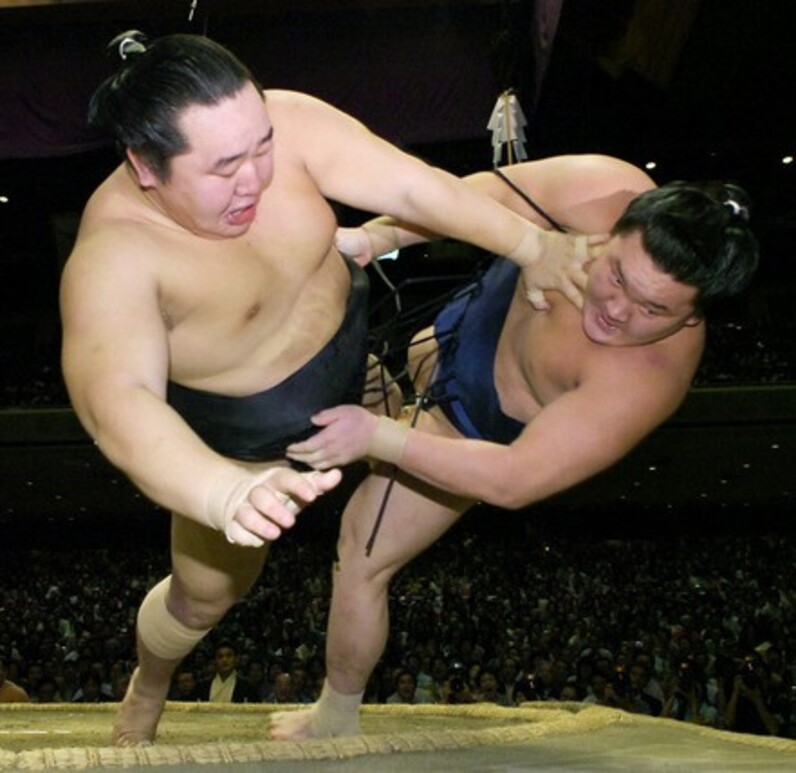 朝青龍、白鵬　切り抜き新聞 朝青龍、白鵬の引退意向受け「素晴らしい横綱。お疲れ」 | 毎日新聞