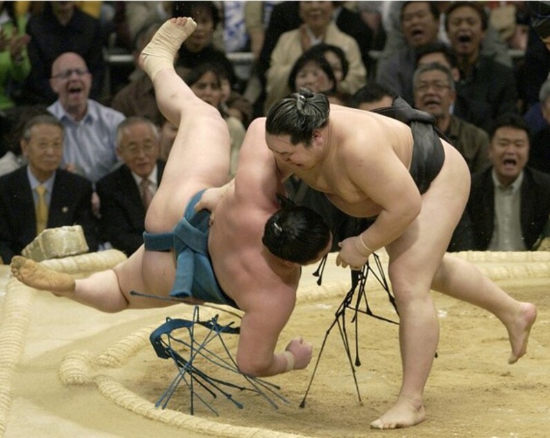 朝青龍、白鵬　切り抜き新聞 出た釘打たれる。以上」元朝青龍が後輩横綱・白鵬に向けてXで