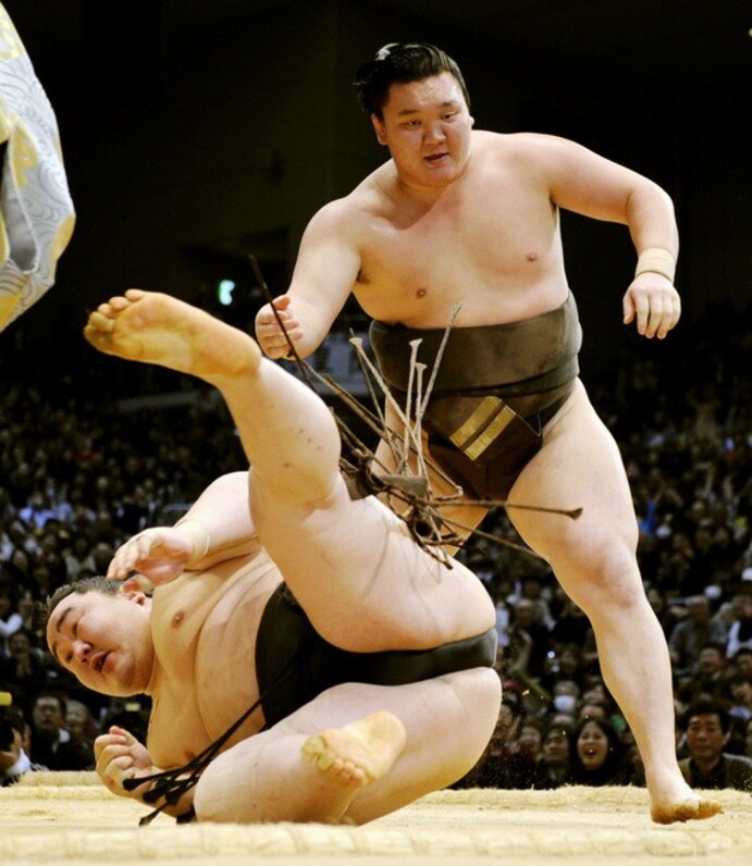 朝青龍、白鵬　切り抜き新聞 出た釘打たれる。以上」元朝青龍が後輩横綱・白鵬に向けてXで