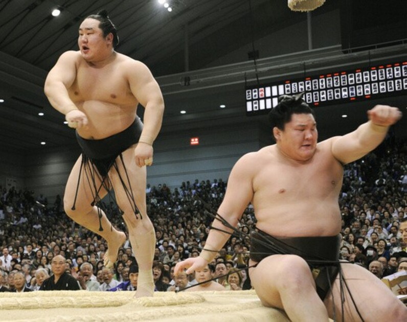 朝青龍、白鵬　切り抜き新聞 朝青龍、白鵬 切り抜き新聞 - メルカリ
