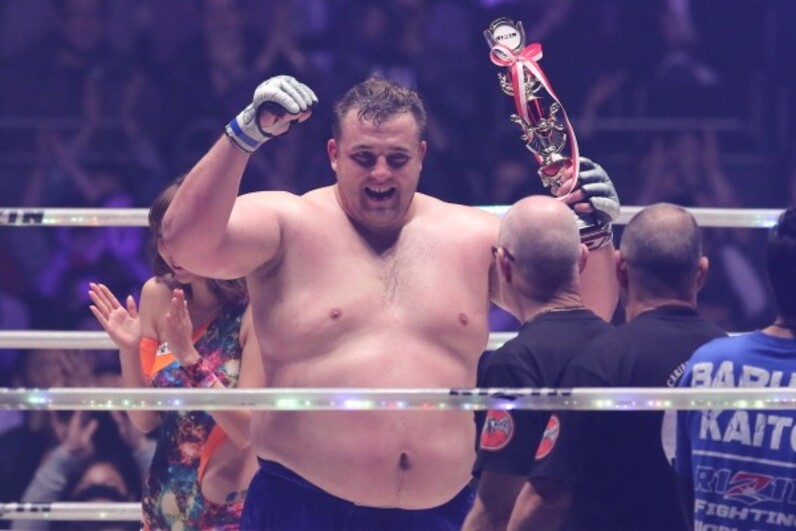 RIZIN】3年ぶり復帰ヒョードルが圧巻TKO快勝 曙は出血判定負けで