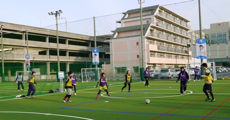 ボールはトモダチ キャプ翼コート 横浜元町へキック ダッシュ スポーツナビdo