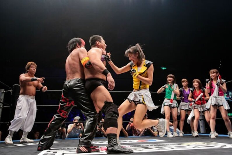 坂口憲二が飛んだ！新田恵利がビンタ！＝DDT両国大会初日は