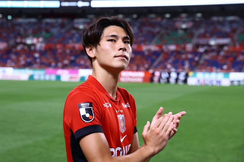 【お れ お】 浦和レッズ 17 小森飛絢選手 1/5アクリルスタンド 因縁の地で浦和レッズFW小森飛絢が決勝点！誕生日弾も晴れない