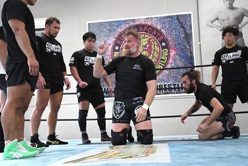 新日本プロレス臨時コーチのジョシュ・バーネットが野毛道場で若手レスラーを徹底指導！ “キャッチ・アズ・キャッチ・キャン”の基礎を注入!!  ハングリー精神爆発のボルチンが直談判で居残り特訓！【報告】 - スポーツナビ