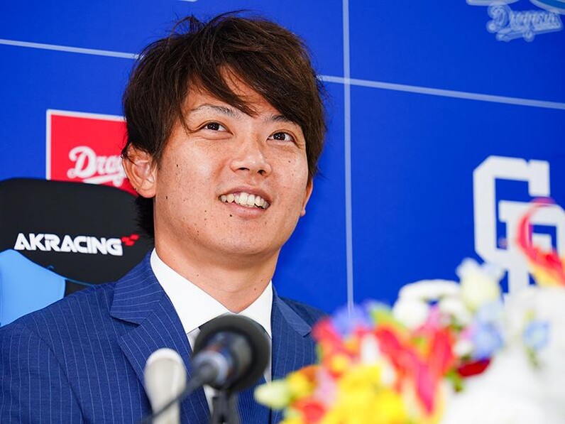 現在中日ドラゴンズで活躍中の岡田投手のサイン付きグローブ 現在中日ドラゴンズで活躍中の岡田投手のサイン付きグローブ 中