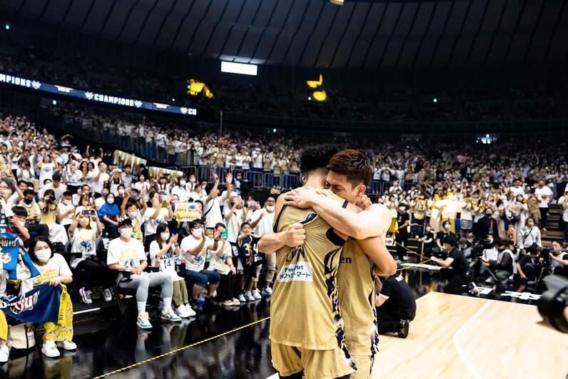 琉球ゴールデンキングスが証明した「団結の力」 Bリーグ初優勝を支えたコート内外の強みとは？ - スポーツナビ