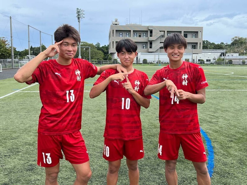 神村学園高校サッカー部ユニフォーム 今日のヒーロー】 神村学園高(写真左から)ゴールを決めたMF大迫