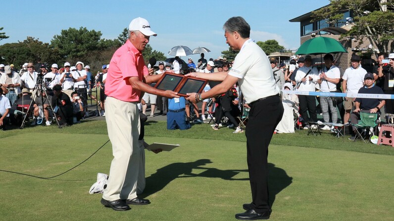 国内男子ゴルフ＞100年、続きますように。青木功が1番ティで50周年の