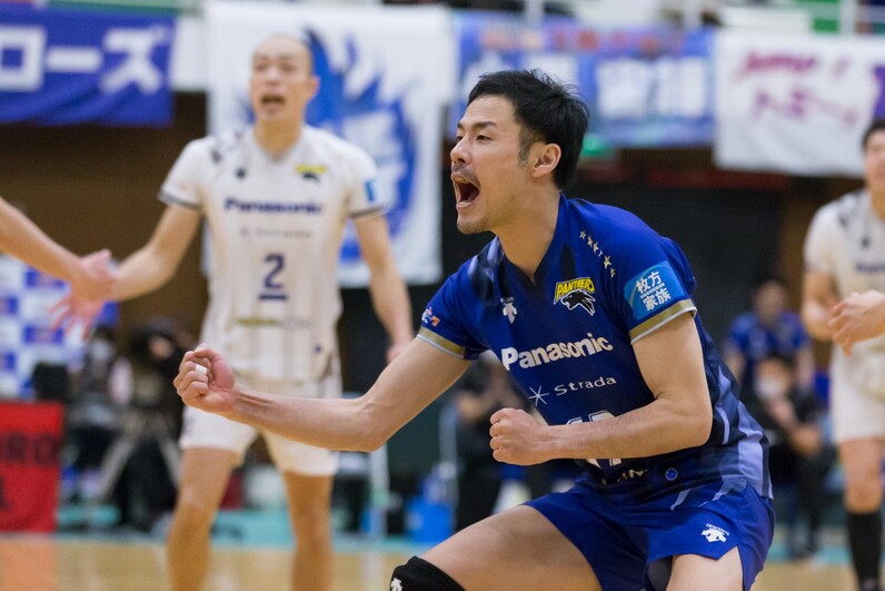この度 #永野健 選手が2023-24シーズンの終了をもちまして現役を引退することとなりましたのでご報告いたします。 【永野健選手コメント】  今回の黒鷲旗をもって現役生活を終えることにしました。 皆様に支えていただいたお陰で、17シーズンという長いようで短い時間を 