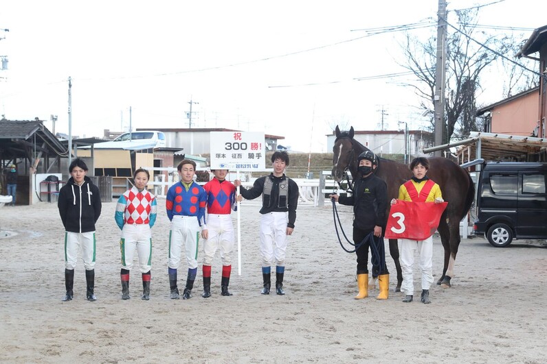 名古屋競馬】塚本征吾騎手 地方競馬通算300勝達成!! (2024.2.6 名古屋競馬】塚本征吾騎手 地方競馬通算300勝達成!! (2024.2.6