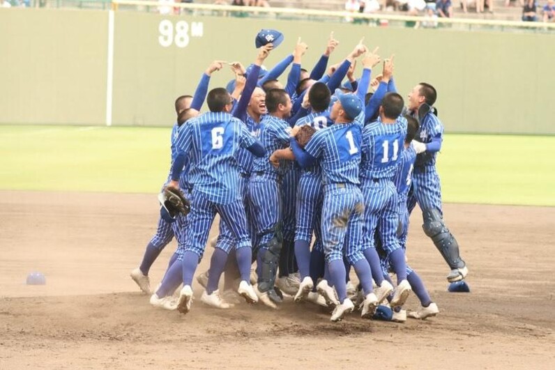 青藍泰斗高校 野球部 帽子 キャップ ド派手な青色ストライプ、1年生を主将に抜擢…でも髪型は丸刈りの