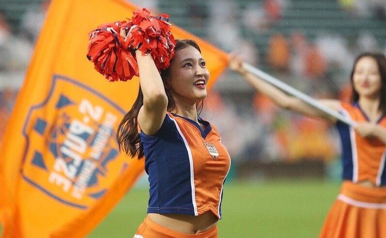 PHOTO】日本平を華やかに彩った、清水エスパルスオフィシャルチアリーダー「オレンジウェーブ」を特集！ | サッカーダイジェストWeb