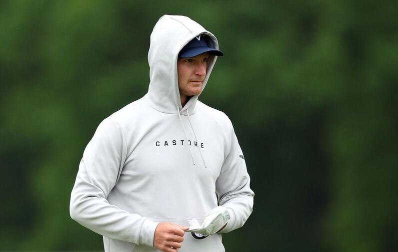 フードがついていてもスムーズに振れる！さらに進化したゴルフ用