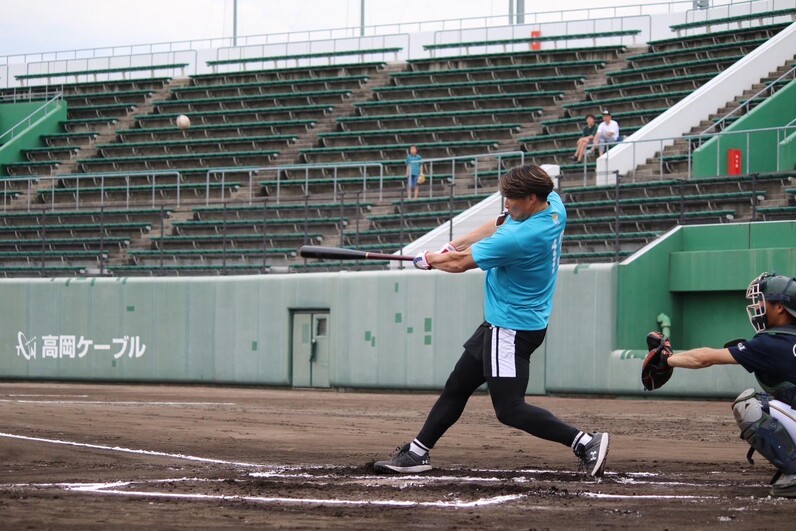 糸井嘉男さん、久々のバットスイング⁉︎ ホームラン競争へも飛び入り参加！ - スポーツナビ