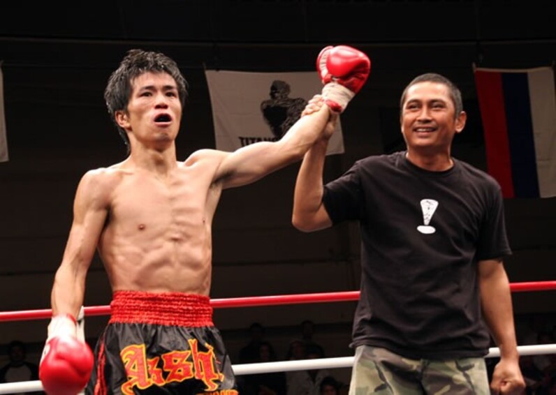 立嶋篤史が6年ぶりに復活、判定勝利で男泣き＝新日本キック