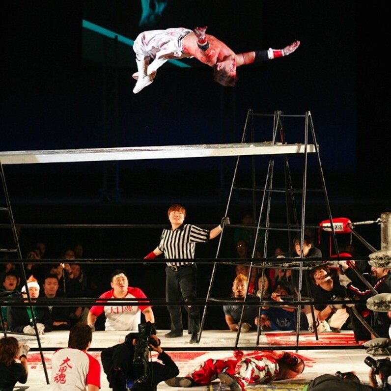 宮本が憧れの貴超え! デスマッチ王座V3に成功=大日本プロレス